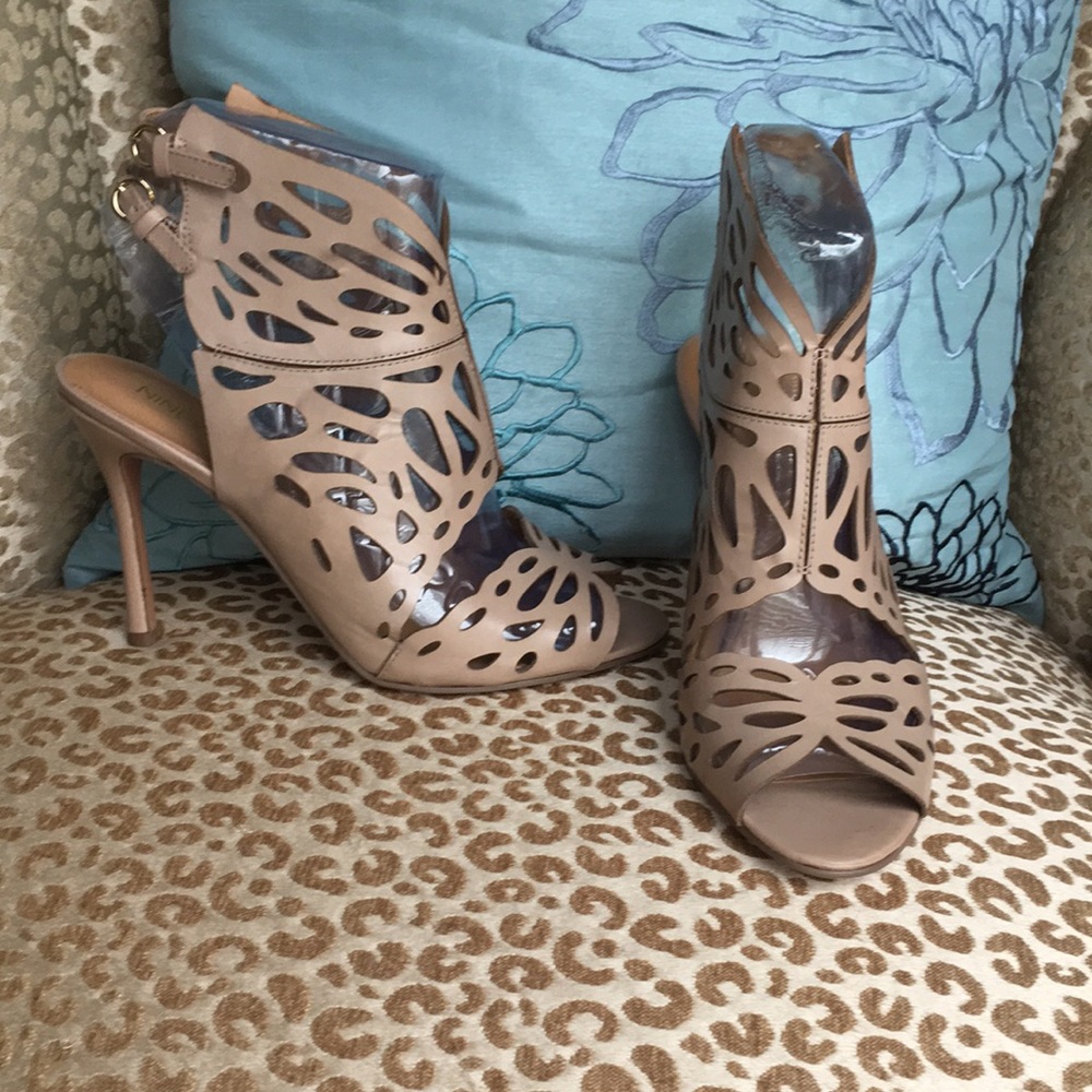 Nine West taupe filigree “Full Force” sandal